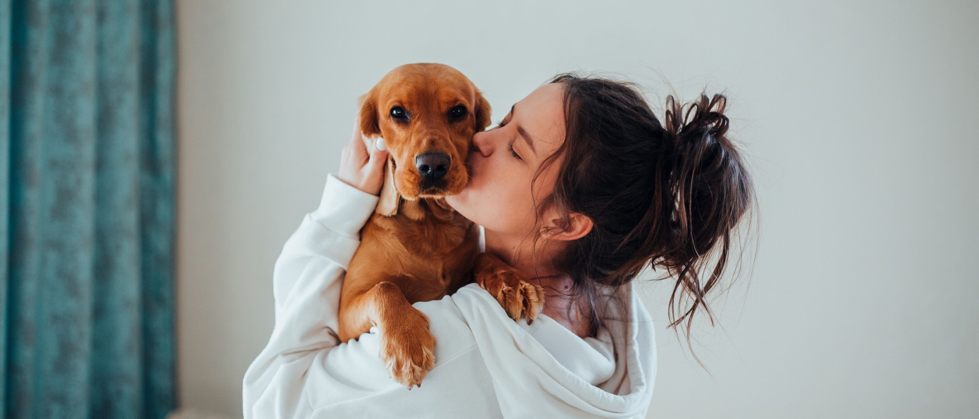 rapariga a dar um beijo num cão